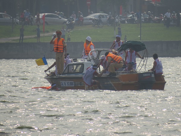 Thi bơi chải dịp Giỗ Tổ: Đắm thuyền, hàng chục VĐV chìm nghỉm